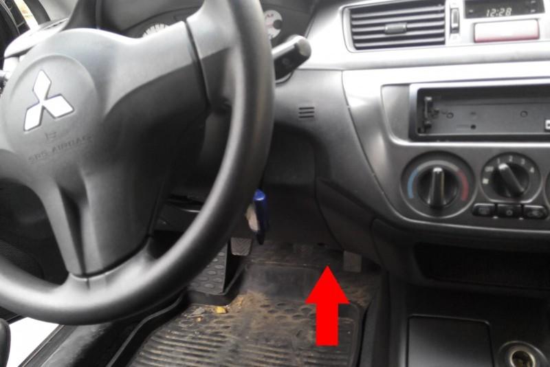 Красной стрелкой указано место, где находится разъем для диагностики автомобиля Mitsubishi