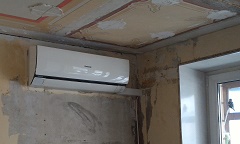 Комнатный блок кондиционера мешает установить натяжной потолок