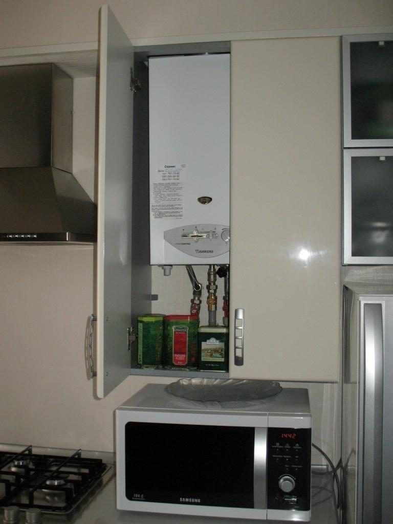 пример светлого декора кухни с газовым котлом