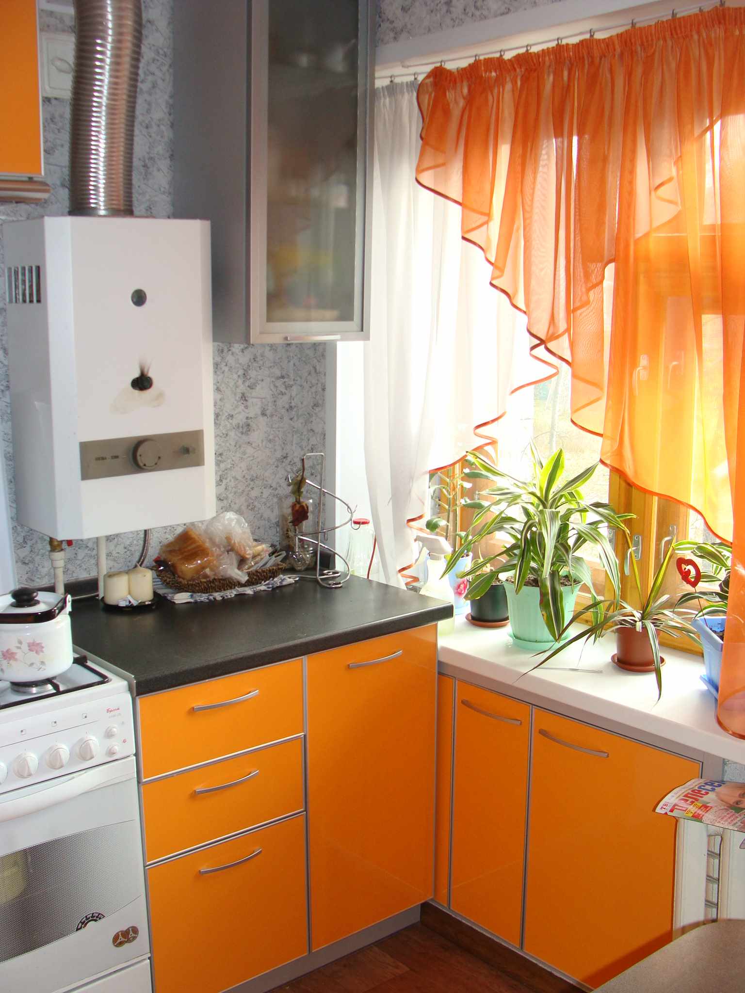 пример красивого интерьера кухни с газовым котлом