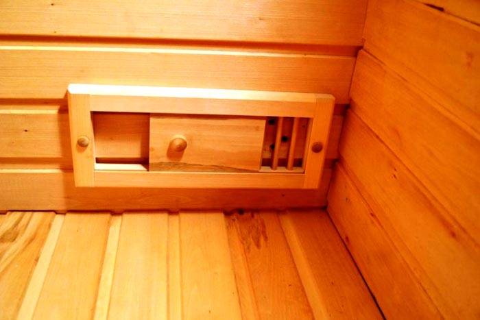Отверстия вентиляции в бане из сруба можно оснастить подобными сдвижными регуляторами из деревянных деталей