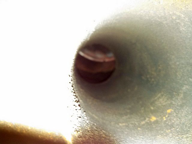 Канал теплообменника чистый. Снизу хорошо виден край круглой газовой горелки.