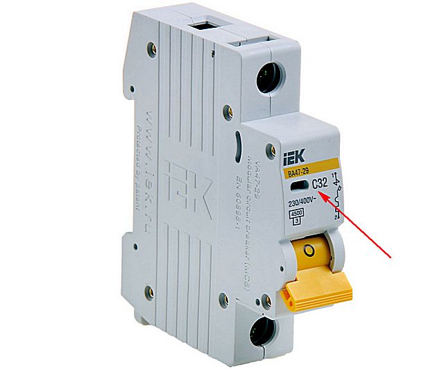 Класс автоматического выключателя по времятоковой характеристике обычно указывается буквой, стоящей непосредственно перед показателем номинального тока