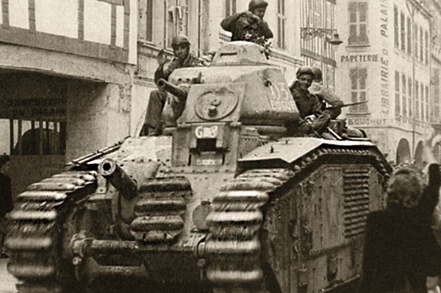 ​Танк Char B-1bis из состава 13-го драгунского полка на улице освобождённого французского города, 1944 год Источник — fotowarmotors.ru - Французский танк Char B-1. Часть III 