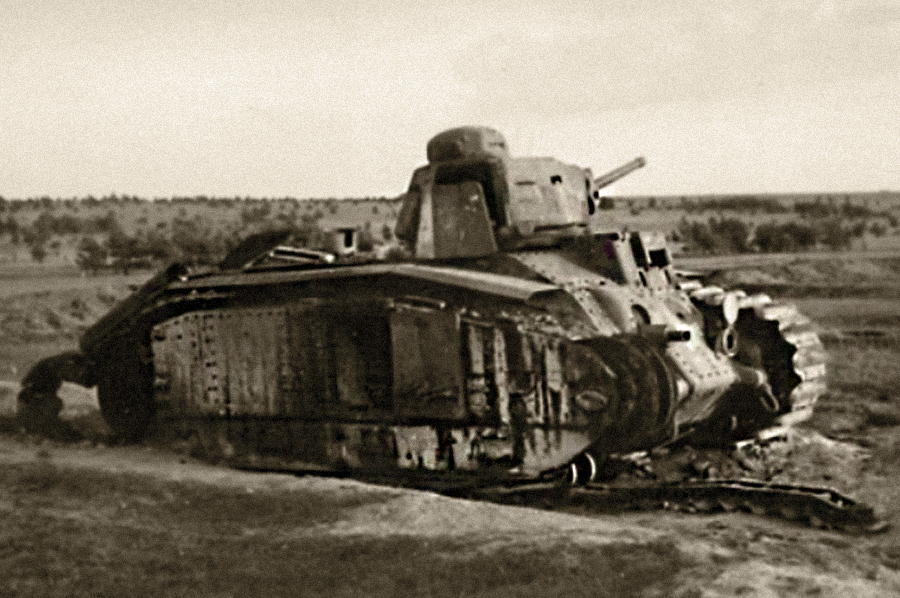 ​Танк Char B1-bis №333 «Вьеннэ» (Vienne), подбитый 12 июня 1940 года во время боя за городок Мурмелон-ле-Гран (Mourmelon-le-Grand). В бою танк получил около сорока попаданий из противотанковых орудий, в результате чего сгорел. Экипаж погиб Источник — waralbum.ru - Французский танк Char B-1. Часть III 