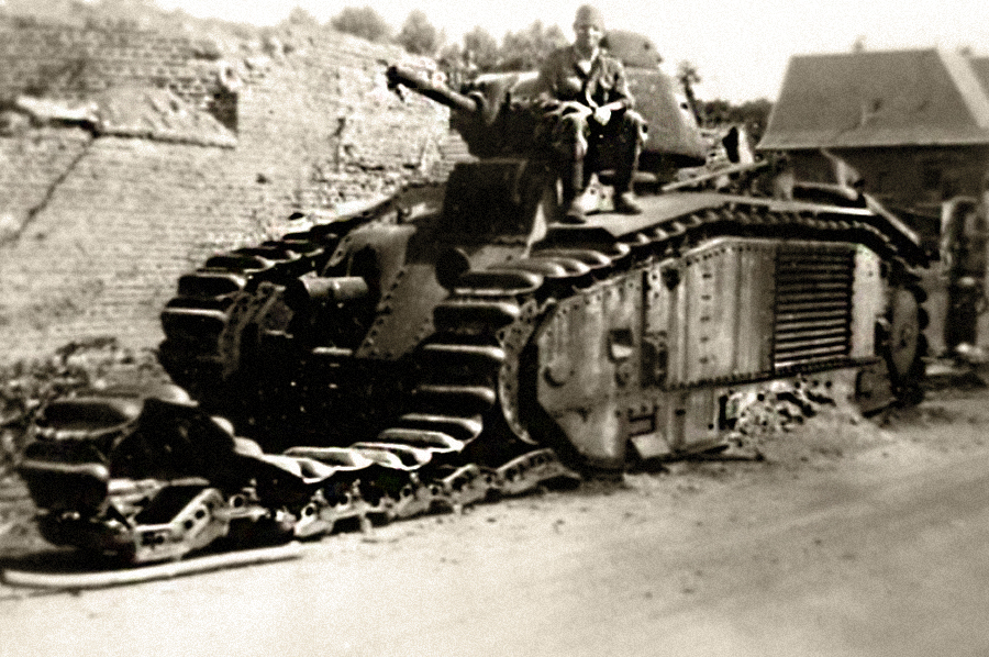 ​Немецкий солдат сидит на французском танке B-1bis, у которого перебит трак. Гусеницы были слабым местом Char B-1 всех модификаций Источник — waralbum.ru - Французский танк Char B-1. Часть III 