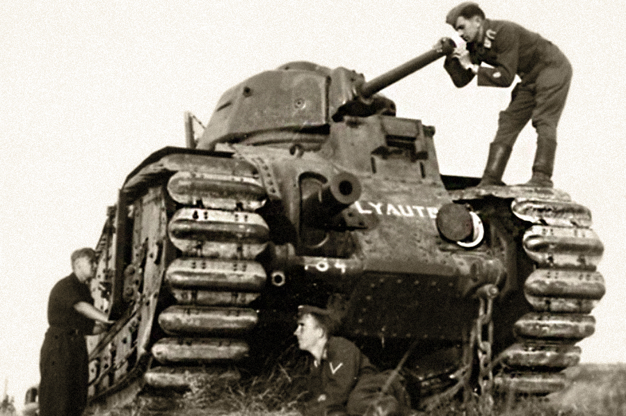 ​Немецкие солдаты рассматривают французский танк Char B-1bis №484 «Лиотэ» (Lyautey), брошенный западнее Бюси-ле-Пьерпон из-за неисправности. Экипаж поджечь машину не смог Источник — waralbum.ru - Французский танк Char B-1. Часть III 